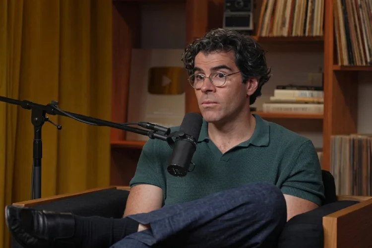 Adam Mosseri parla davanti a un microfono durante un podcast