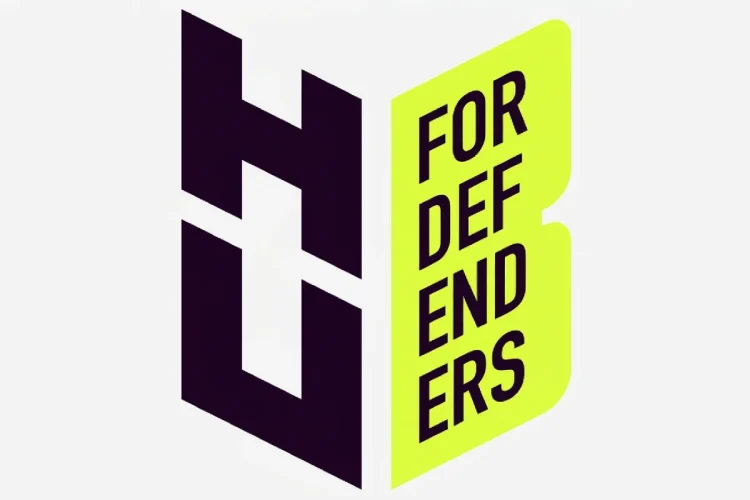 Primo piano del logo dell'Hub for Defenders