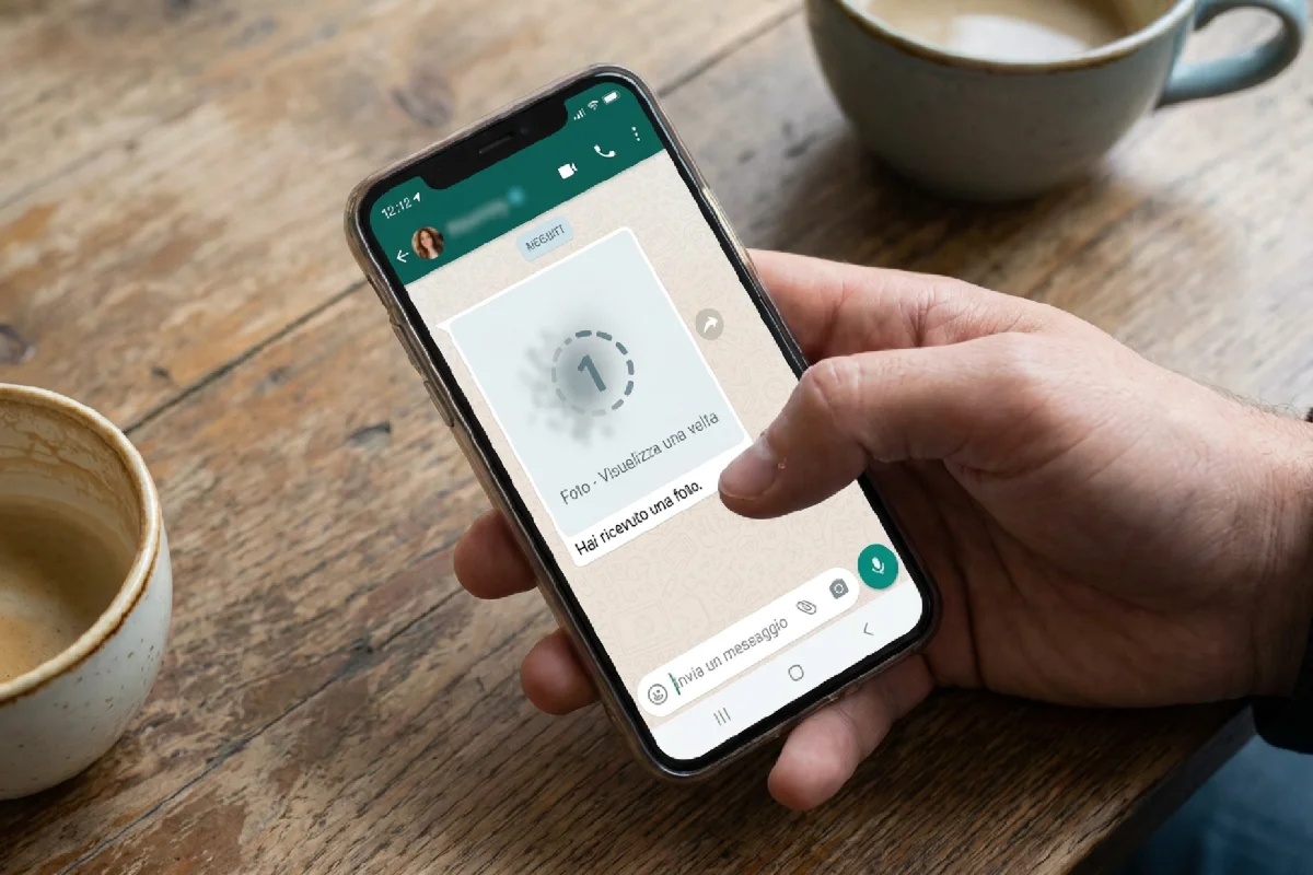 chat whatsapp aperta su un cellulare