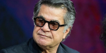 Il regista iraniano Jafar Panahi con occhiali da sole scuri. Il tribunale di Teheran infligge a Jafar Panahi cinque anni e un mese di carcere
