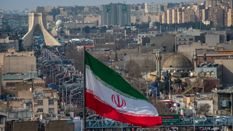 Iran, Teheran minaccia i diplomatici Usa. Netanyahu pubblica una bomba atomica su Tel Aviv: "Israele in pericolo" | @FabioD_Qba