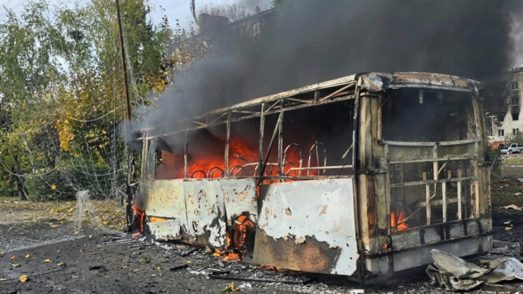 Autobus in fiamme dopo un raid a Kramatorsk, fumo nero visibile.