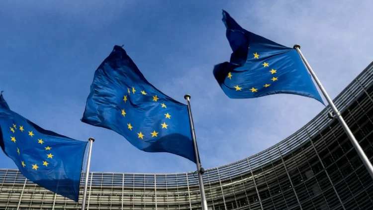 Tre bandiere dell'Unione Europea