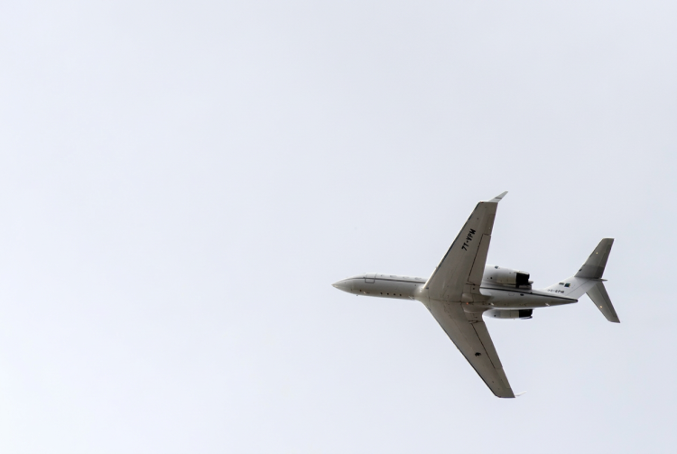 Aereo a reazione bianco in volo visto dal basso in cielo chiaro. Usa, aereo sanitario disperso: trovati detriti, 6 persone ancora ricercate al largo del Massachusetts