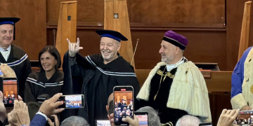 Vasco Rossi sorride e scherza con toga e tocco. L’Università di Salerno conferisce a Vasco Rossi il dottorato honoris causa