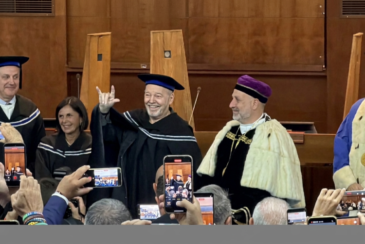 Vasco Rossi sorride e scherza con toga e tocco. L’Università di Salerno conferisce a Vasco Rossi il dottorato honoris causa