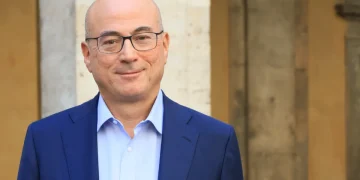 Aldo Cazzullo sorride, indossa occhiali e abito blu, camicia azzurra.