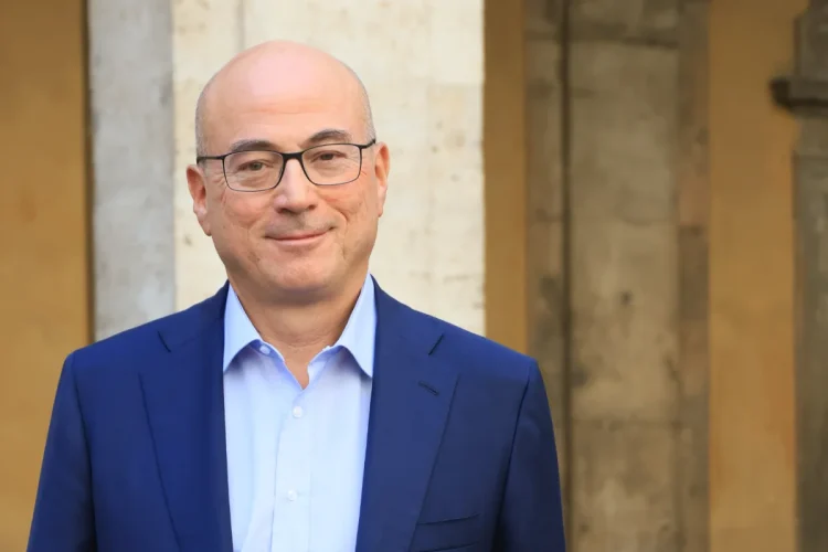 Aldo Cazzullo sorride, indossa occhiali e abito blu, camicia azzurra.