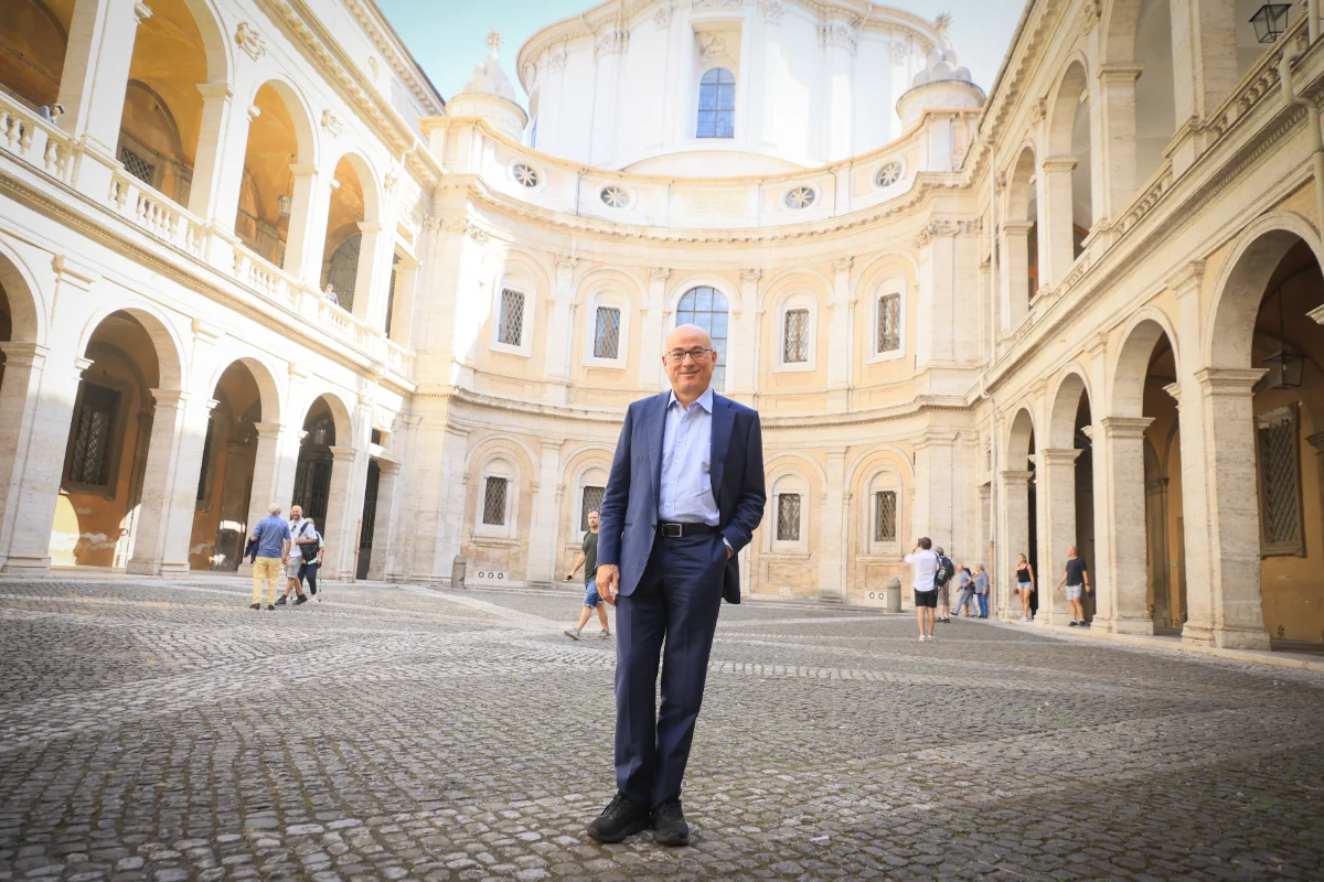 Aldo Cazzullo sorride nel cortile di Palazzo della Sapienza a Roma