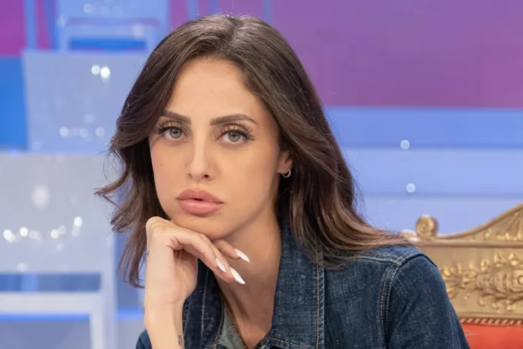 Primo piano di Giorgia Lucini seduta nello studio televisivo