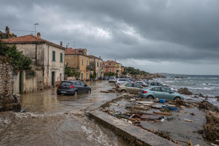Maltempo al Sud: a Lipari i torrenti esondano e il fango invade decine di case