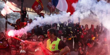 Francia, l'Ue indaga sulla disinformazione filorussa dopo le rivolte: nel mirino i social