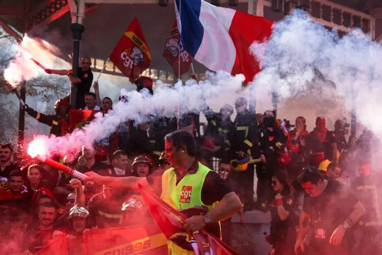 Francia, l'Ue indaga sulla disinformazione filorussa dopo le rivolte: nel mirino i social