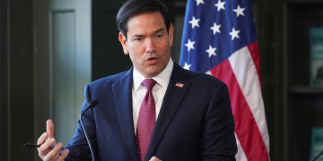 Marco Rubio parla dal podio con bandiera americana sullo sfondo. Peste in Siberia: Rubio sollecita la Russia a chiarire il caso e a fornire informazioni