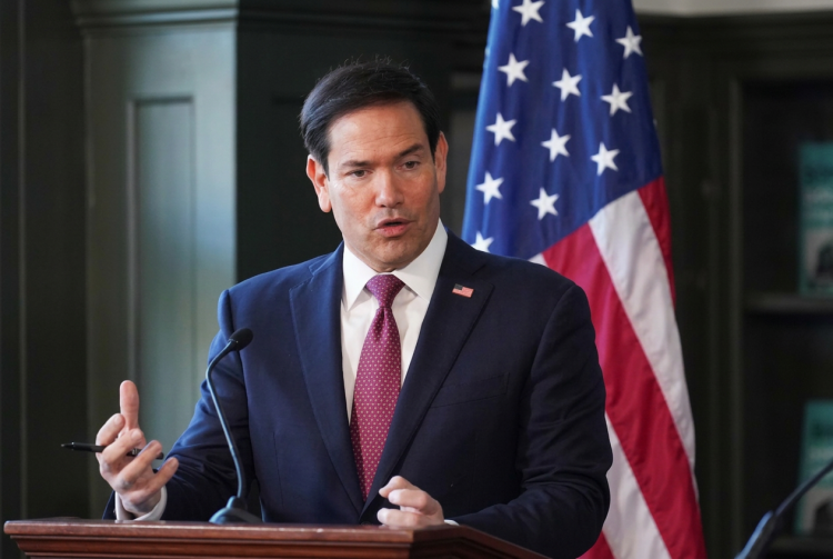 Marco Rubio parla dal podio con bandiera americana sullo sfondo. Peste in Siberia: Rubio sollecita la Russia a chiarire il caso e a fornire informazioni