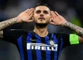 Mauro Icardi esulta portando le mani alle orecchie in maglia Inter