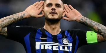 Mauro Icardi esulta portando le mani alle orecchie in maglia Inter