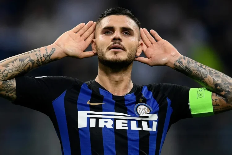 Mauro Icardi esulta portando le mani alle orecchie in maglia Inter