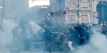 Guerriglia urbana in piazza Duomo a Milano con ragazzi e Carabinieri. Scontri a Milano, la polizia ferma oltre 50 giovani al corteo contro il carovita