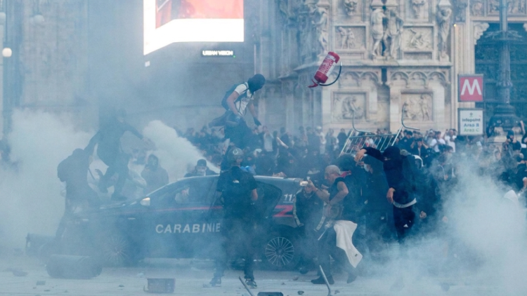 Guerriglia urbana in piazza Duomo a Milano con ragazzi e Carabinieri. Scontri a Milano, la polizia ferma oltre 50 giovani al corteo contro il carovita