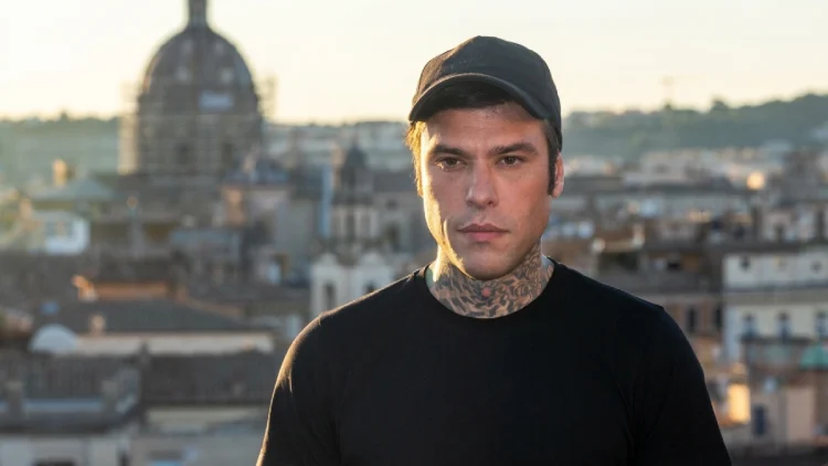 Milano, un cameriere denuncia un’aggressione in discoteca e accusa la sicurezza di Fedez | @Open_gol