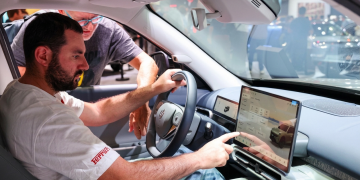 Uomini esaminano interni auto cinese con display touch al salone. Salone di Parigi, finisce contro al muro a bordo di una Mercedes VLE: al volante c'era un bambino