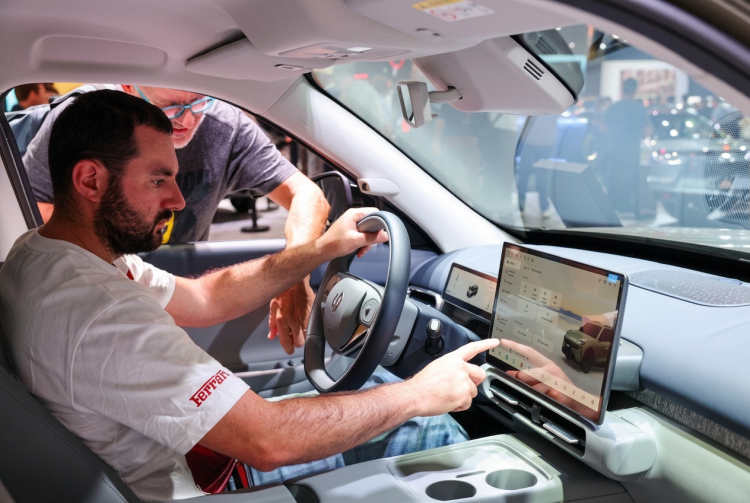 Uomini esaminano interni auto cinese con display touch al salone. Salone di Parigi, finisce contro al muro a bordo di una Mercedes VLE: al volante c'era un bambino