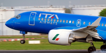 Aereo azzurro di ITA Airways atterra sulla pista aeroportuale. Malore sul Parigi-Roma di Ita Airways, una donna perde la vita dopo lo scalo d'emergenza