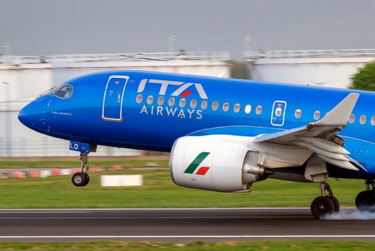 Aereo azzurro di ITA Airways atterra sulla pista aeroportuale. Malore sul Parigi-Roma di Ita Airways, una donna perde la vita dopo lo scalo d'emergenza