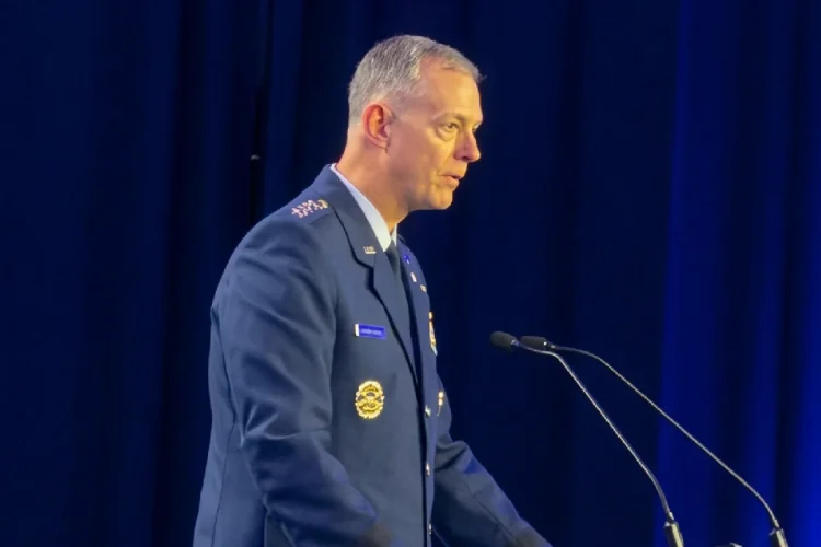 Alexus G. Grynkewich, il comandante supremo delle forze alleate Nato, parla durante una conferenza