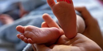 Una donna scopre un neonato in un sacchetto a Cinisello Balsamo