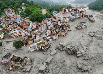 Villaggio del Nepal sommerso da fango e detriti dopo una piena. Le piene in Nepal travolgono case e ponti: almeno quattro dispersi