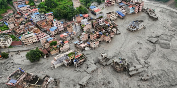 Villaggio del Nepal sommerso da fango e detriti dopo una piena. Le piene in Nepal travolgono case e ponti: almeno quattro dispersi