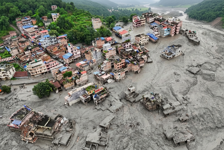 Villaggio del Nepal sommerso da fango e detriti dopo una piena. Le piene in Nepal travolgono case e ponti: almeno quattro dispersi