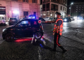 Carabiniere in strada ferma piccola auto nera con luci lampeggianti. Banda delle minicar, il minorenne a Pm e carabinieri: "Era uno scherzo"
