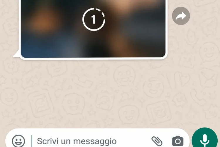 Schermata di chat WhatsApp con foto effimera offuscata da visualizzare