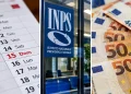 In foto un calendario, logo inps e soldi