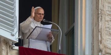 Papa Leone XIV si affaccia dal Palazzo Apostolico
