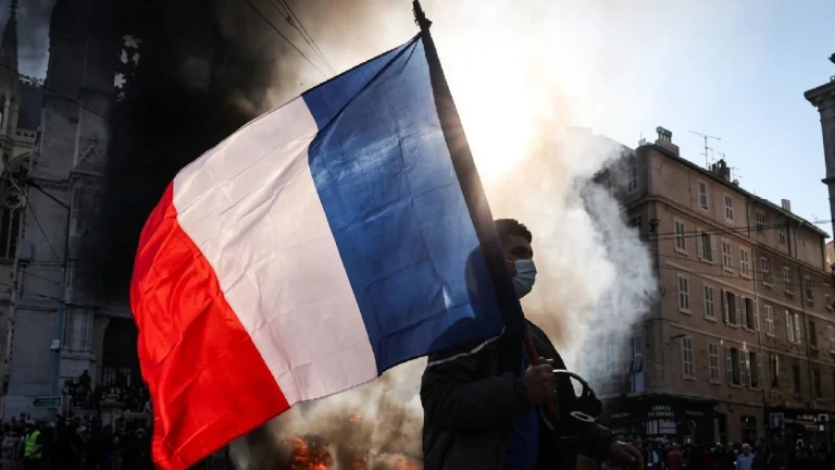 Parigi, la polizia dispone il coprifuoco in centro fino a domenica