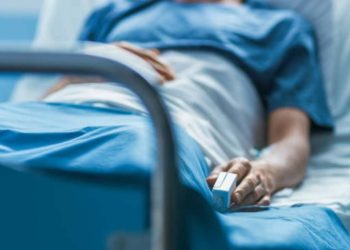Un paziente sdraiato sul lettino di un ospedale