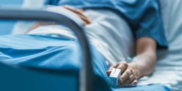 Un paziente sdraiato sul lettino di un ospedale