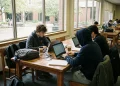 Ragazzi studiano al pc