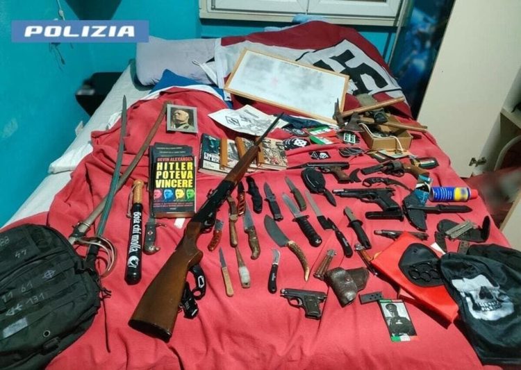 Ritrovate armi e libri nazisti a casa di un giovane milanese durante un blitz della Digos. Arrestato 19enne nel Pavese con armi e simboli nazisti: le indagini partono da una chat scolastica