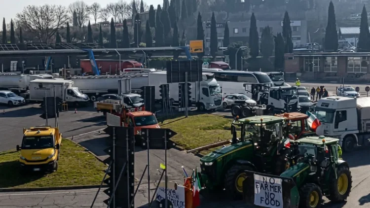 Protesta di tir e trattori, agricoltori e autotrasportatori contro il governo: "Non ce la facciamo più". Salvini: "Emergenza superata" | @Italia24HLive