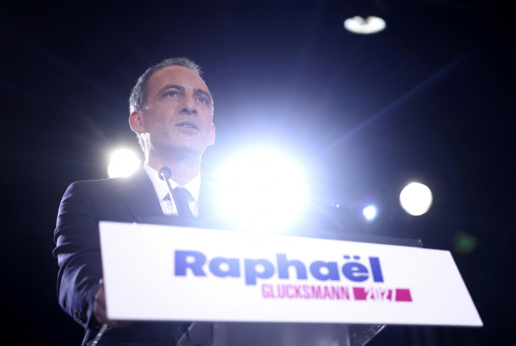 Raphaël Glucksmann parla al podio in un evento politico notturno. Francia, Glucksmann ottiene la candidatura all'Eliseo al primo turno