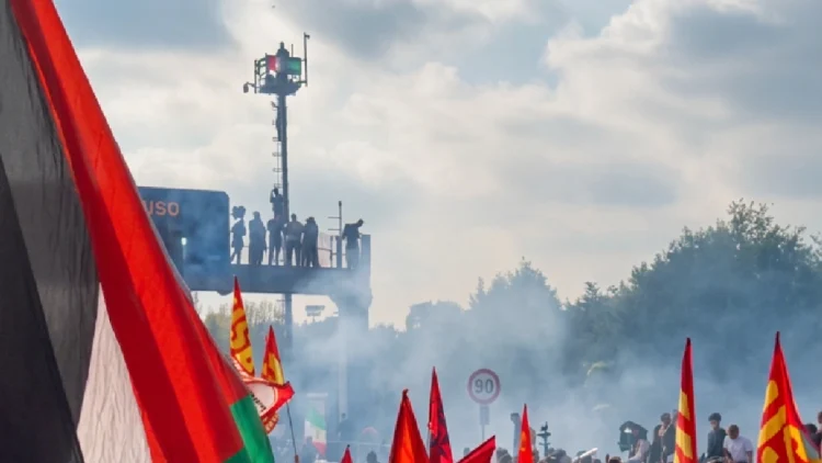Sciopero generale a Milano: il corteo occupa la Tangenziale Est contro carovita e governo | @Lorena100114