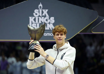 Jannik Sinner sorride mentre alza il trofeo del Six Kings Slam. Il Six Kings Slam slitta a dicembre dopo i raid Houthi su Riad