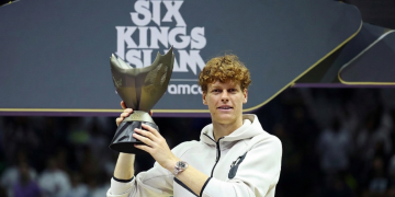 Jannik Sinner sorride mentre alza il trofeo del Six Kings Slam. Il Six Kings Slam slitta a dicembre dopo i raid Houthi su Riad