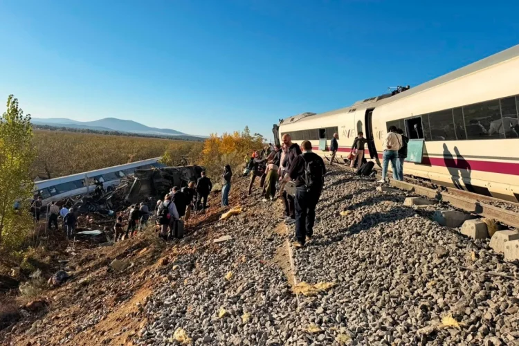 Spagna, scontro tra due treni ad alta velocità a Toledo: diversi feriti
