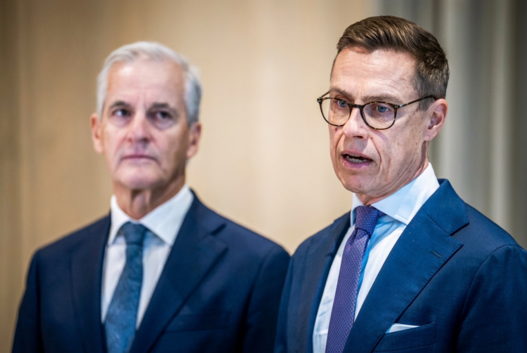 Alexander Stubb e Jonas Gahr Støre insieme in abito istituzionale. Stubb e Store chiamano Putin in vista dei negoziati ad Abu Dhabi